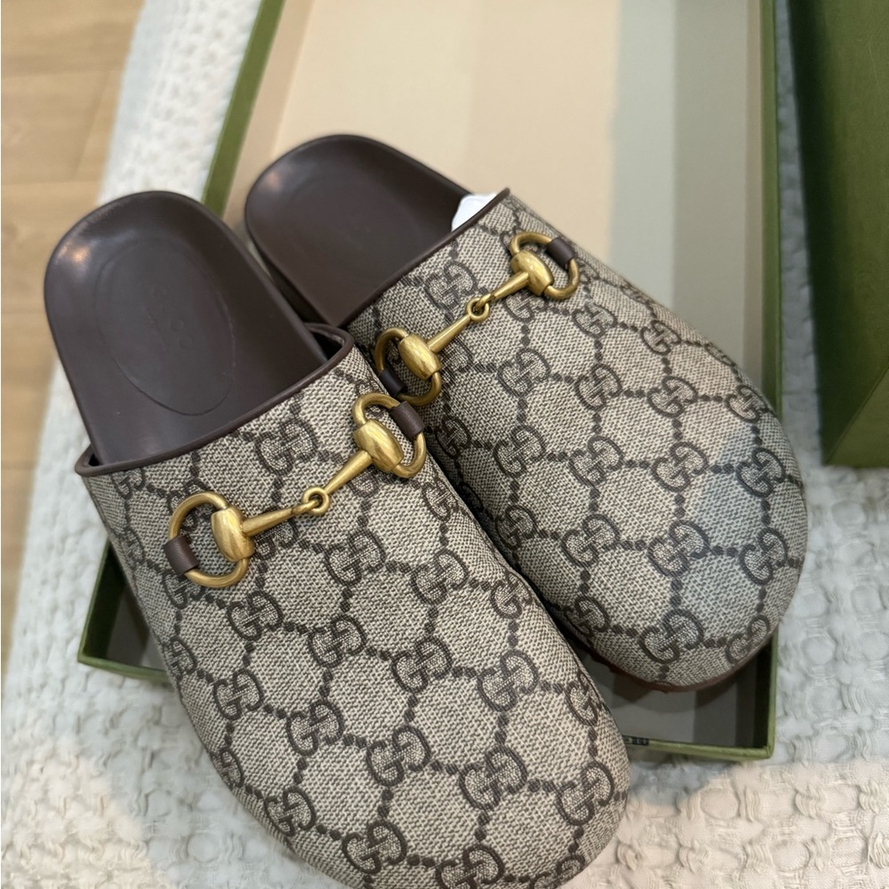 Gucci Women's Beige and Gold Mules